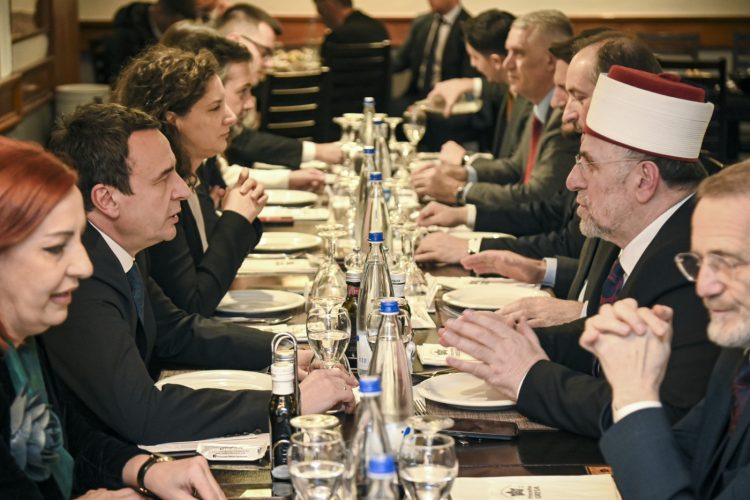 Kurti shtroi iftar për myftiun Tërnava dhe përfaqësues të BIK-ut