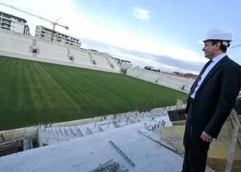 Kurti inspekton punimet në Stadiumin e Gjakovës