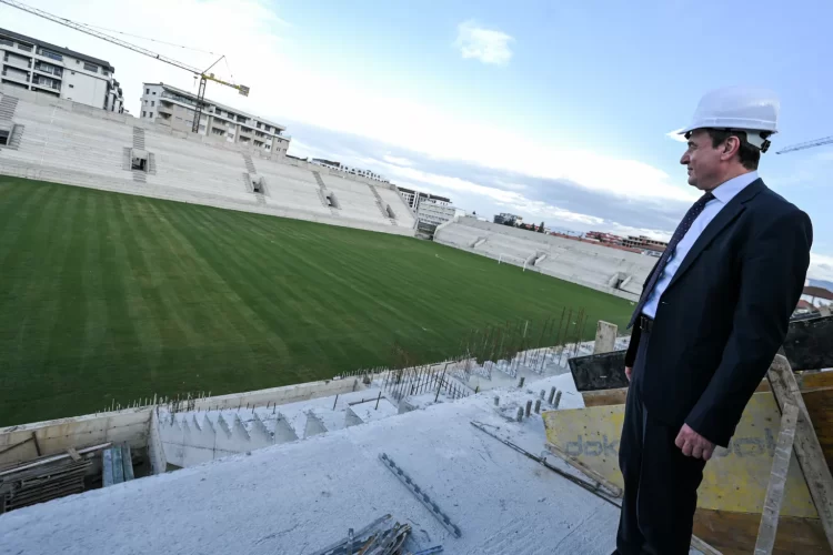 Kurti inspekton punimet në Stadiumin e Gjakovës