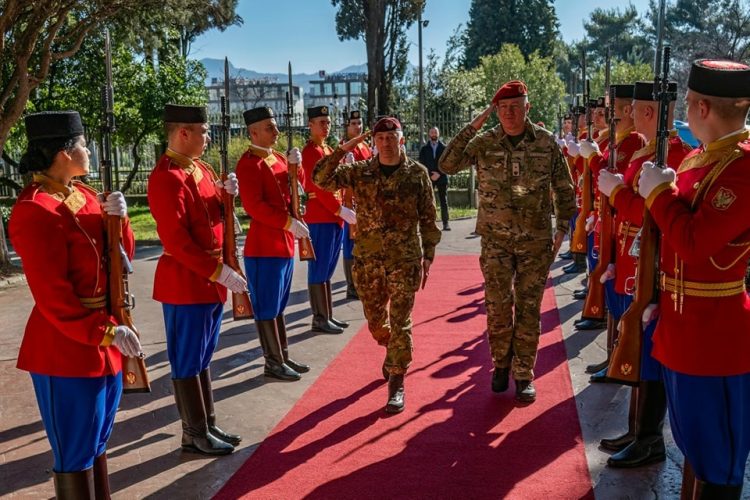 Komandanti i KFOR-it takon ministrin e Mbrojtjes të Malit të Zi, flasin për sigurinë në Kosovë