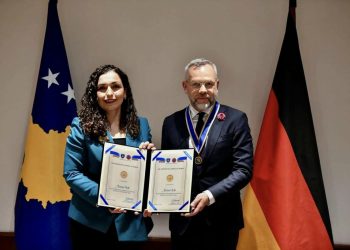 Osmani dekoron Michael Roth me Medaljen Presidenciale të Meritave