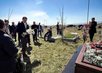 Kurti bën homazhe tek varri i Selim Berishës: E kam njohur personalisht vinte në zyrën e Demaçit