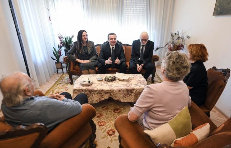 Kurti për 7 mars viziton dy veteranë të arsimit