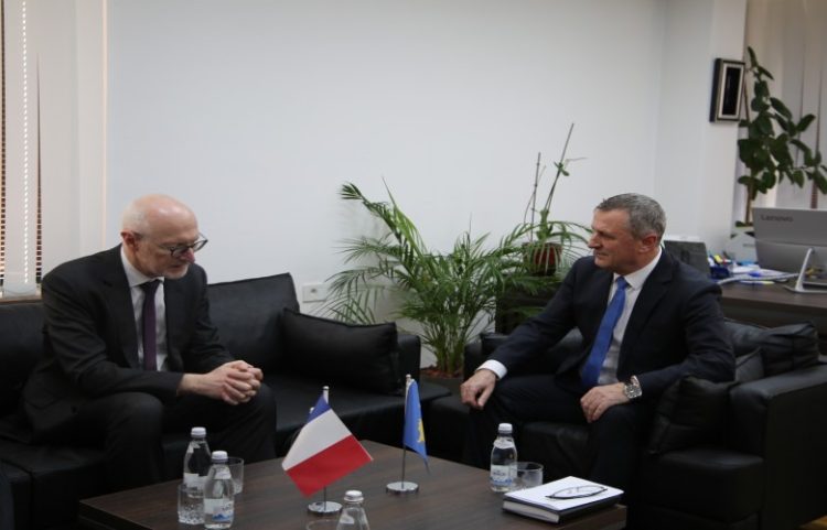 Isufaj takon ambasadorin francez, flasin për thellim të bashkëpunimit