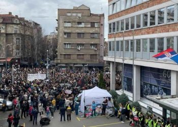 Studentët bllokojnë RTS, kërkojnë raportim të paanshëm