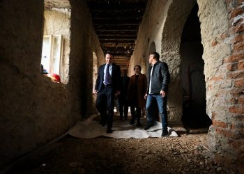 Kurti vizitoi kazermën e vjetër në Prizren e cila po restaurohet