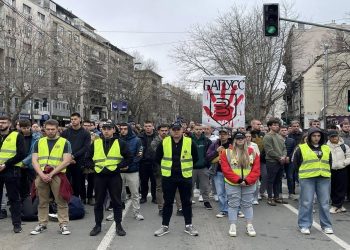 Studentët në Serbi vazhdojnë bllokadat, dyshojnë në përdorim të topit zanor