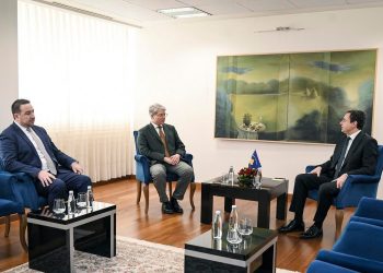 Javën e kaluar mori titullin `Dr. Honoris Causa`, Schmitt takon Kurtin