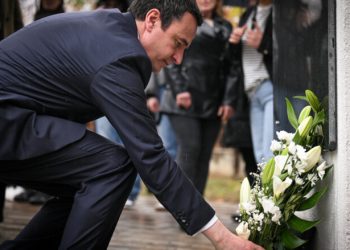 26 vjet nga ma*sakra e familjes Muliqi – Kurti bënë homazhe pranë va*rreve të tetë martirëve