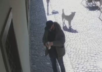 Skandaloze, qytetari në Prizren filmohet duke shqyer Kuranin (VIDEO)
