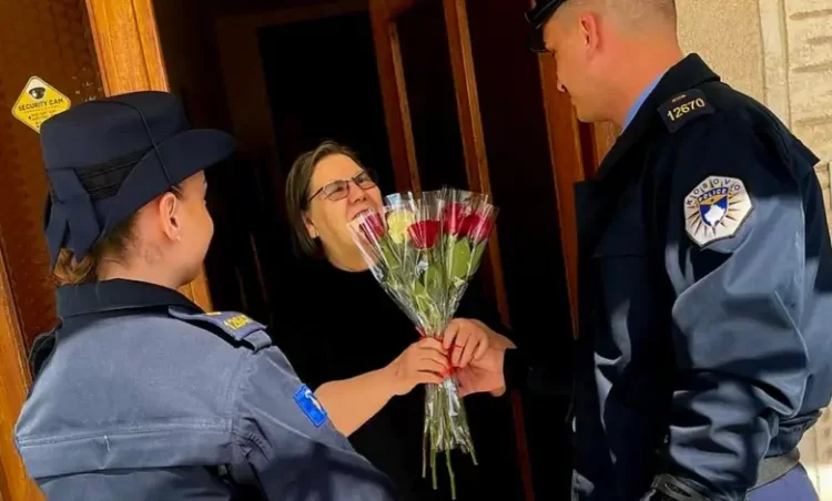 Policia e Kosovës i dërgon trëndafila nënë Ferdonije Qerkezit