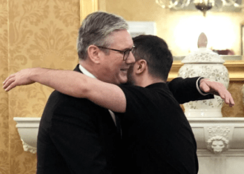Zelensky takohet me kryeministrin britanik, ata përshëndeten me një përqafim