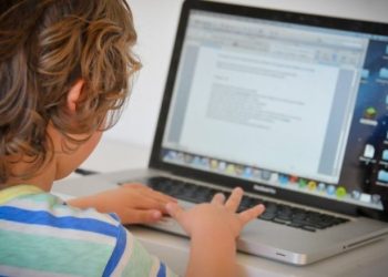 Rritet numri i fëmijëve me probleme me të folur