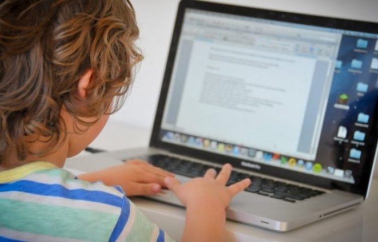 Rritet numri i fëmijëve me probleme me të folur