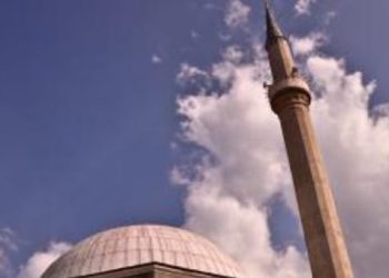 V*ídhėt zmadhuesi i zërit brenda një xhamie në Vushtrri