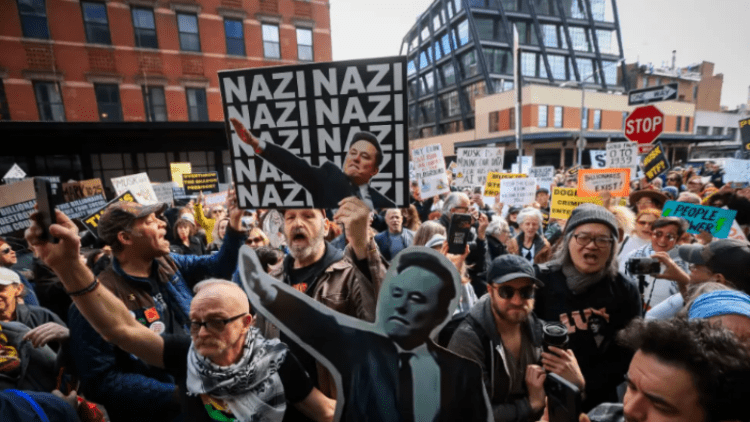 Protesta në mbarë SHBA-në edhe kundër Musk – protestuesit brohorasin “Zelensky është hero”
