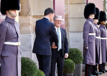 Rutte në Londër: Mbështetni Ukrainën, të gjithë në Evropë do të duhet të japin më shumë