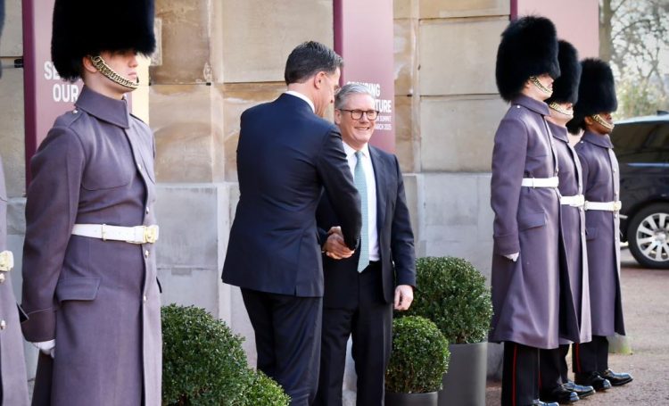 Rutte në Londër: Mbështetni Ukrainën, të gjithë në Evropë do të duhet të japin më shumë
