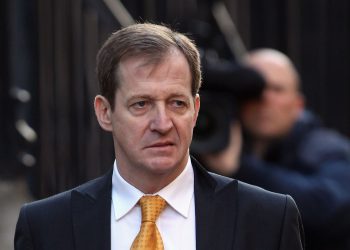 Cambell: JD Vance i hodhi benzinë flakës, Starmer ndërmjetës kyç në samitin e sotëm