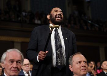 Tensione gjatë fjalimit të Trump, nxirret jashtë kongresmeni që kritikoi presidentin