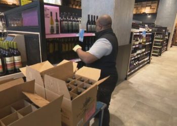 Kanadezët bojkotojnë produktet amerikane, shitësit heqin nga raftet e dyqaneve gjithçka të SHBA-së