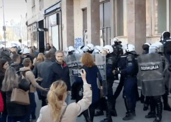 Pas rrahjes me sigurimin e Komunës së Beogradit, qytetarët dhe opozita konfrontohen me policë që tentojnë t’i arrestojnë