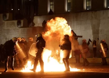 Greqia në flakë: Qeveria nuk rrëzohet, populli ndez rrugët