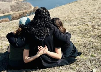 “Dashuria më e ëmbël”, Osmani e përqafuar nga vajzat e saj