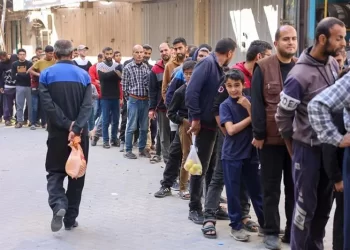 Radhë të gjata për bukë në Gaza ndërsa furnizimet mbarojnë