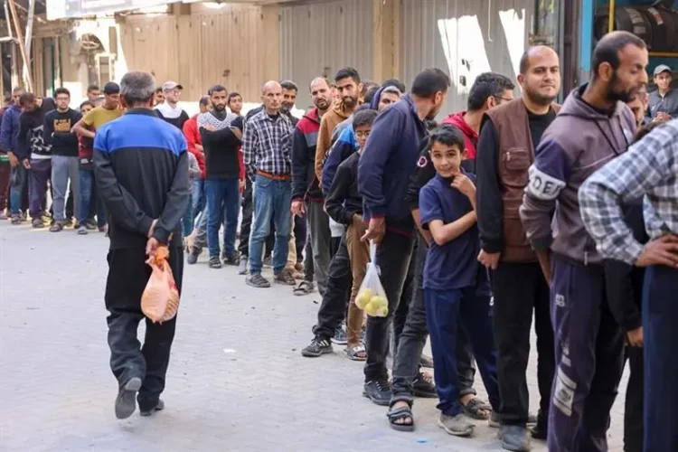 Radhë të gjata për bukë në Gaza ndërsa furnizimet mbarojnë