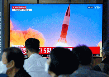 Koreja e Veriut lëshon raketa balistike në përgjigje të stërvitjes ushtarake të SHBA-së dhe Jugut