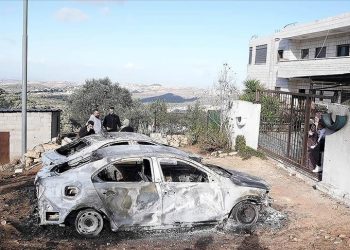 Izraelitët që uzurpojnë tokat palestineze djegin automjetet e palestinezëve në Bregun Perëndimor