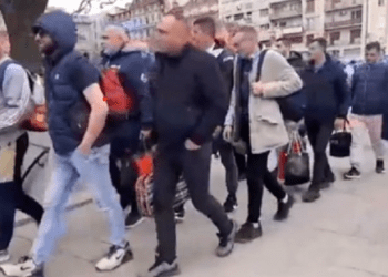 Punonjësit e institucioneve serbe nga Graçanica arrijnë në Beograd, synojnë të kundërshtojnë protestat e studentëve