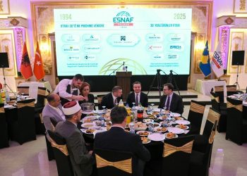 Kurti mori pjesë në iftarin tradicional të shtruar nga shoqata ESNAF