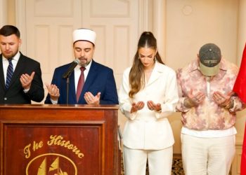 Emina Çunmulaj dhe qindra shqiptarë shijojnë një iftar në New York të organizuar nga komuniteti shqiptar në ShBA
