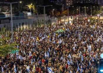 Dhjetëra mijëra izraelitë në protestë për pengjet në Gaza dhe kundër shkarkimit të shefit të Shin Bet