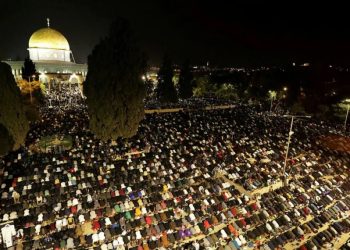 Afër 180,000 njerëz falën teravitë në “Natën e Kadrit” në xhaminë Al-Aksa, pavarësisht kufizimeve izraelite