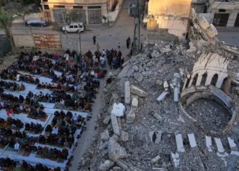 Palestinezët festojnë mes sulmeve izraelite