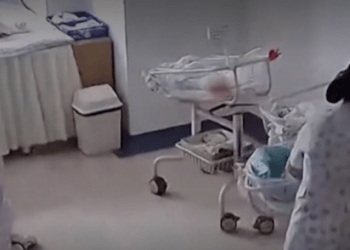 Momenti kur infermieret shpëtojnë foshnjat pas tërmetit në Myanmar (VIDEO)