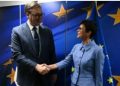 Komisarja evropiane kërkon nga Vuçiqi që Serbia të bëjë të qartë se po orientohet kah BE