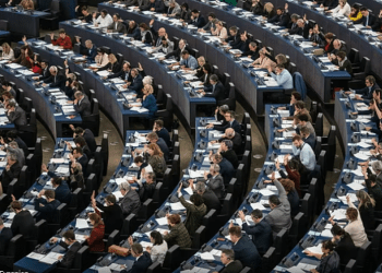 ‘Katargate’ i ri në zemrën e BE-së, 15 eurodeputetë dyshohet se morën ryshfet për të favorizuar Huawei