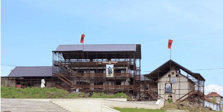 Krerët e shtetit sot bëjnë homazhe në Prekaz