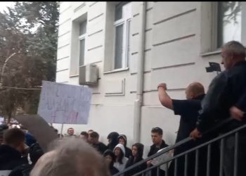 Eskalon protesta para Komunës në Koçan, dritaret thyhen me gurë