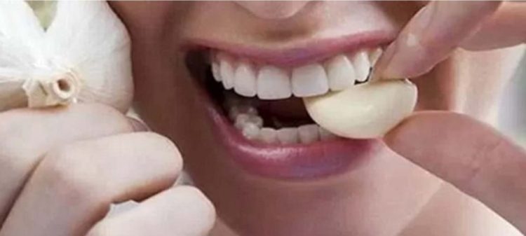 Pesë mënyra të thjeshta për të hequr qafe erën e hudhrës nga goja