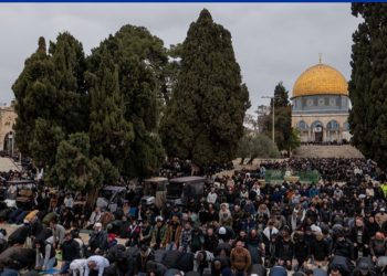 Pavarësisht kufizimeve izraelite, 90.000 besimtarë falën xhumanë e parë të Ramazanit në Al-Aksa