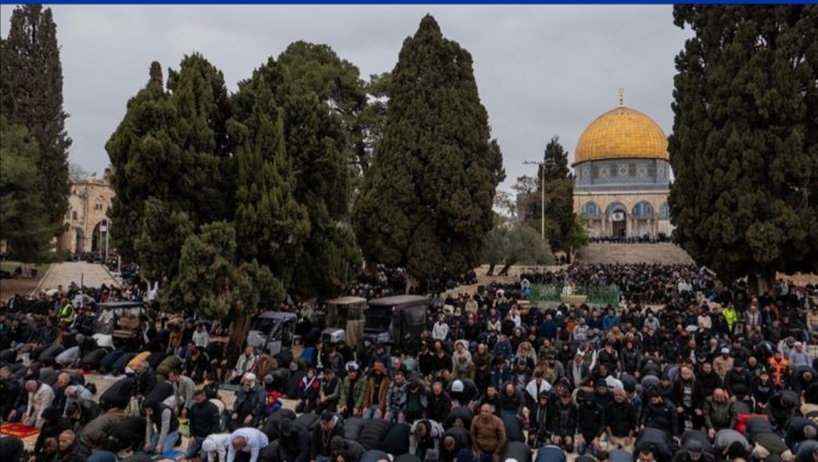 Pavarësisht kufizimeve izraelite, 90.000 besimtarë falën xhumanë e parë të Ramazanit në Al-Aksa