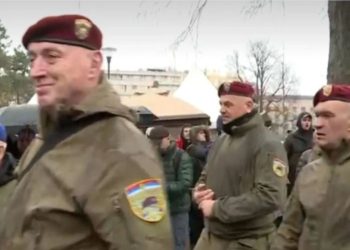 Komandanti i dyshuar për masakrën e Reçakut dhe vrasjen e vëllezërve Bytyçi “mbron” Vuçiqin nga studentët