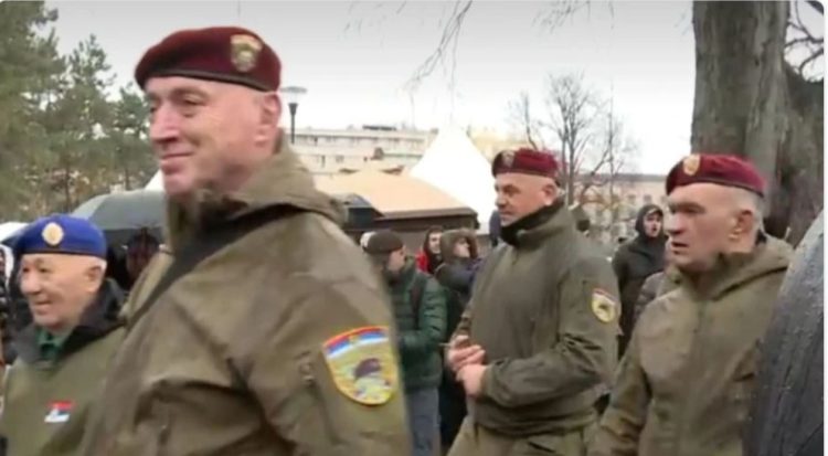 Komandanti i dyshuar për masakrën e Reçakut dhe vrasjen e vëllezërve Bytyçi “mbron” Vuçiqin nga studentët