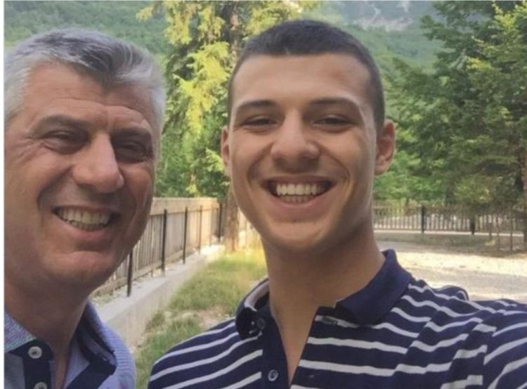 Vizita te babai i sëmurë në QKUK, djali i ish- presidentit Thaçi publikon këto pamje