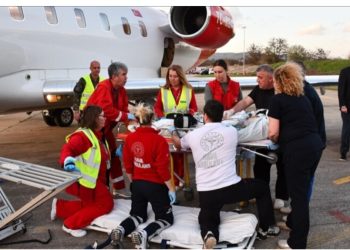 Avioni i ambulancës i dërguar nga Turqia për të marrë të lënduarit nga zjarri në Koçani mbërrin në Shkup